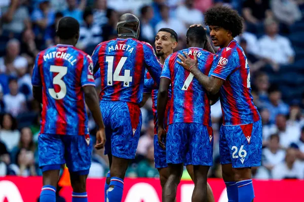 Crystal Palace 'dan Ismaila Sarr, 11 Mayıs 2025' te Tottenham Hotspur 'un Londra' daki Tottenham Hotspur Stadyumu 'nda oynanan Premier League karşılaşmasında ofsayt olarak hükmedilen maçı 0-1 kazanma golünü takım arkadaşlarıyla kutluyor.