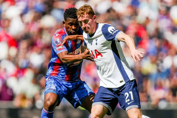 Crystal Palace 'dan Jefferson Lerma Tottenham Hotspur' un 11 Mayıs 2025 'te Tottenham Hotspur' a karşı Crystal Palace Stadyumu 'nda oynanan Premier League karşılaşmasında Tottenham Hotspur' dan Dejan Kulusevski ile top için mücadele ediyor.
