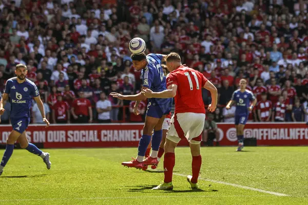 Nottingham Ormanı 'ndan Chris Wood, İngiltere' nin Nottingham şehrinde oynanan Premier Lig maçı Nottingham Forest 'a karşı Leicester City maçında kaleye ilerliyor.
