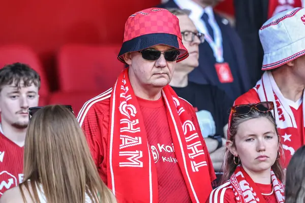 Nottingham Forest taraftarları Premier League maçı sırasında Nottingham Forest, Leicester City 'e karşı City Ground, Nottingham, İngiltere, 11 Mayıs 2025