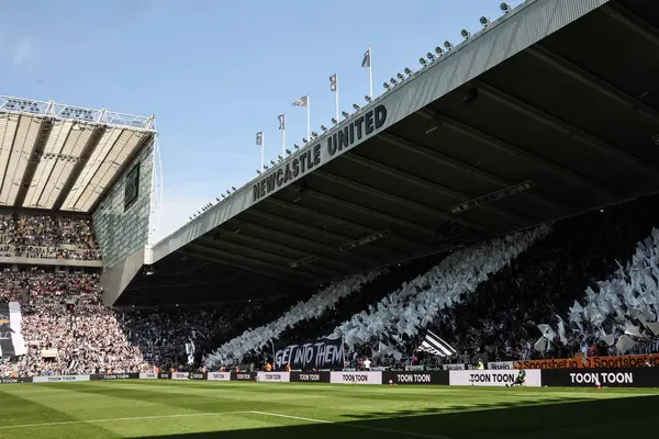 Newcastle taraftarları, 11 Mayıs 2025 'te İngiltere' deki St. James 's Park' ta oynanan Premier League karşılaşmasında Newcastle United 'ın Chelsea' ye karşı oynadığı maç öncesinde şarkı söylüyorlar.