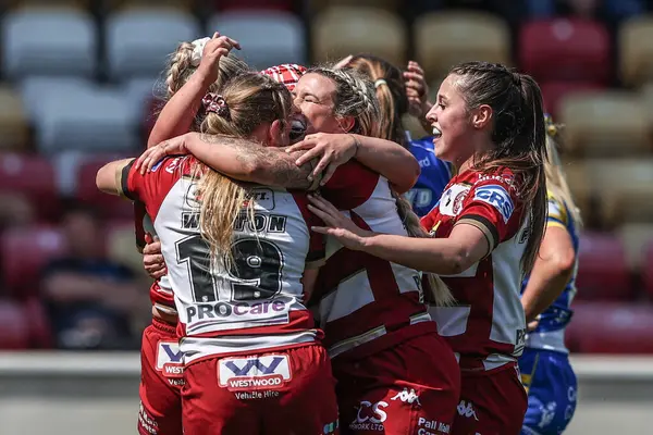 Wigan Warriors takımından Georgia Wilson, 10 Mayıs 2025 'te İngiltere' nin LNER Community Stadyumu 'nda oynanan Betfred Kadınlar Kupası yarı final maçı Leeds Rhinos-Wigan Warriors maçında denemesini kutluyor.