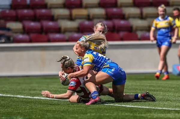 Wigan Warriors takımından Georgia Wilson, 10 Mayıs 2025 'te İngiltere' nin LNER Community Stadyumu 'nda oynanan Betfred Kadınlar Kupası yarı final karşılaşmasında Wigan Warriors' a karşı yarışıyor.