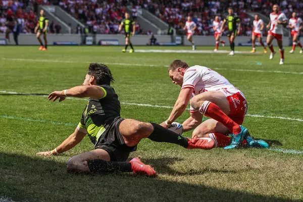 Hull KR 'dan James Batchelor, 10 Mayıs 2025' te İngiltere 'deki LNER Halk Stadyumu' nda oynanan Betfred Challenge Kupası yarı final maçı Hull KR 'a karşı Catalans Dragons maçına gidiyor.