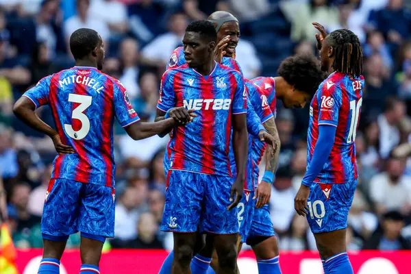 Crystal Palace 'dan Ismaila Sarr, 11 Mayıs 2025' te Tottenham Hotspur 'un Londra' daki Tottenham Hotspur Stadyumu 'nda oynanan Premier League karşılaşmasında ofsayt olarak hükmedilen maçı 0-1 kazanma golünü takım arkadaşlarıyla kutluyor.