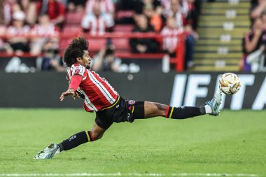Sheffield United takımından Hamza Choudhury 12 Mayıs 2025 'te İngiltere' nin Sheffield Lane kentinde oynanan yarı final maçında topu kontrol ediyor.