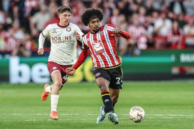 Sheffield United takımından Hamza Choudhury, 12 Mayıs 2025 'te Sheffield Lane, Sheffield, İngiltere' de oynanan yarı final maçında topu geçti.