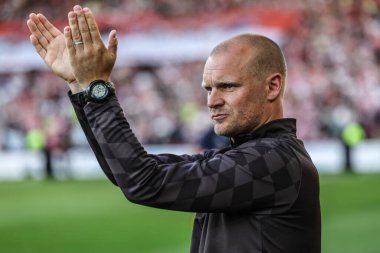 Bristol City 'nin Liam Manning teknik direktörü 12 Mayıs 2025' te Bramall Lane, Sheffield, İngiltere 'de oynanan Gökyüzü İddia Şampiyonası yarı final maçında taraftarları alkışlıyor.