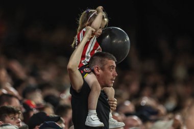 Sheffield United taraftarları 12 Mayıs 2025 'te Sheffield Lane, İngiltere' de oynanan ve Bristol City 'ye karşı oynanan Gökyüzü İddia Şampiyonası yarı final maçında galibiyeti kutluyorlar.