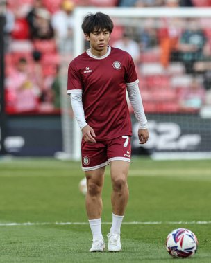 Bristol City 'den Yu Hirakawa, 12 Mayıs 2025' te İngiltere 'nin Bramall Lane şehrinde oynanan yarı final maçında Gökyüzü İddia Şampiyonası eleme maçında ısınma turunda Sheffield United ile Bristol City karşı karşıya geldi.