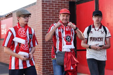 Sheffield United taraftarları, 12 Mayıs 2025 'te Bramall Lane, Sheffield, İngiltere' de oynanan ve Sheffield United ile Bristol City arasında oynanan yarı final maçında Bramall Lane üzerinde güneş parlarken maça geliyorlar.