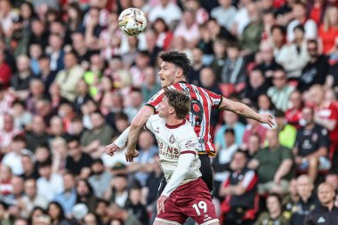 Sheffield United takımından Kieffer Moore, İngiltere 'nin Sheffield Lane şehrinde 12 Mayıs 2025' te oynanan Gökyüzü İddia Şampiyonası yarı final maçında Bristol City 'ye karşı George Tanner' dan yüksek topu kazandı.