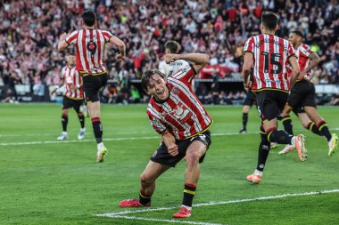 Sheffield United takımından Sydie Peck, Sheffield United 'ın 12 Mayıs 2025' te Bramall Lane, Sheffield, İngiltere 'de oynanan yarı final maçında Sheffield United ve Bristol City arasındaki maçta Sheffield Moore' un attığı golü kutluyor.