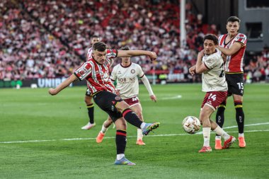 Sheffield United takımından Harrison Burrows, 12 Mayıs 2025 tarihinde İngiltere 'nin Sheffield Lane kentinde oynanan Sheffield United ile Bristol City arasındaki yarı final maçında kaleye bir atış yaptı.