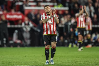Sheffield United takımından Gustavo Hamer, İngiltere 'nin Sheffield Lane kentinde oynanan ve 12 Mayıs 2025 tarihinde oynanan yarı final maçında taraftarlarını alkışlıyor.