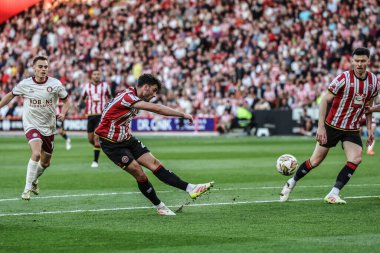 Sheffield United takımından Thomas Cannon, İngiltere 'nin Sheffield şehrinde 12 Mayıs 2025' te oynanan Sheffield United ile Bristol City arasındaki yarı final maçında kaleye vuruyor.