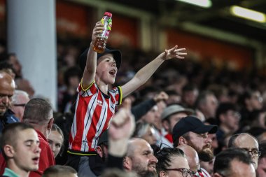 Sheffield United taraftarları 12 Mayıs 2025 'te Sheffield Lane, İngiltere' de oynanan ve Bristol City 'ye karşı oynanan Gökyüzü İddia Şampiyonası yarı final maçında galibiyeti kutluyorlar.