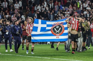 Sheffield United oyuncuları 12 Mayıs 2025 'te İngiltere' nin başkenti Sheffield Lane 'de Sheffield United ile Bristol City arasındaki yarı final maçında kazandıkları galibiyeti kutluyorlar.