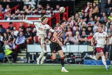 Bristol City 'den George Tanner ve Sheffield United takımından Kieffer Moore, 12 Mayıs 2025' te Bramall Lane, Sheffield, İngiltere 'de oynanan ve Bristol City' ye karşı oynanan yarı final maçında, Gökyüzü İddia Şampiyonası eleme maçında top için mücadele ettiler.