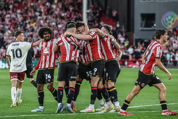 Sheffield United takımından Kieffer Moore, 12 Mayıs 2025 'te Sheffield Lane, İngiltere' de oynanan ve Bristol City 'ye karşı oynanan Gökyüzü İddia Şampiyonası yarı final maçında 1-0' lık galibiyetini kutluyor.