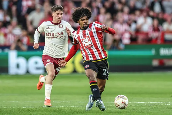 Sheffield United takımından Hamza Choudhury, 12 Mayıs 2025 'te Sheffield Lane, Sheffield, İngiltere' de oynanan yarı final maçında topu geçti.