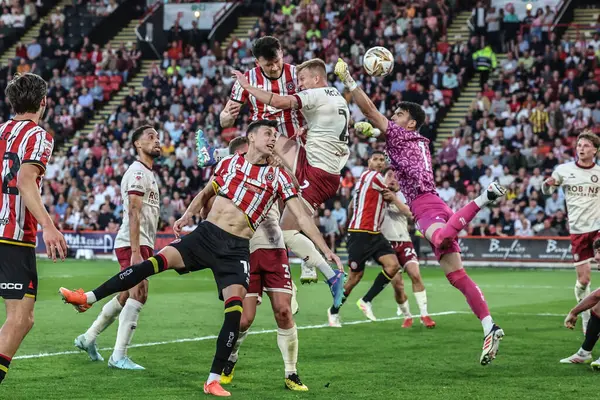 Sheffield United takımından Kieffer Moore, 12 Mayıs 2025 'te Sheffield Lane, Sheffield, İngiltere' de oynanan yarı final maçında 1-0 öne geçti.