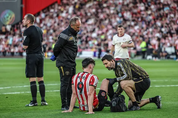 Sheffield United takımından Kieffer Moore, 12 Mayıs 2025 'te Sheffield Lane, İngiltere' de oynanan ve Sheffield United 'ın Bristol City' e karşı oynadığı yarı final maçında tedavi görüyor.