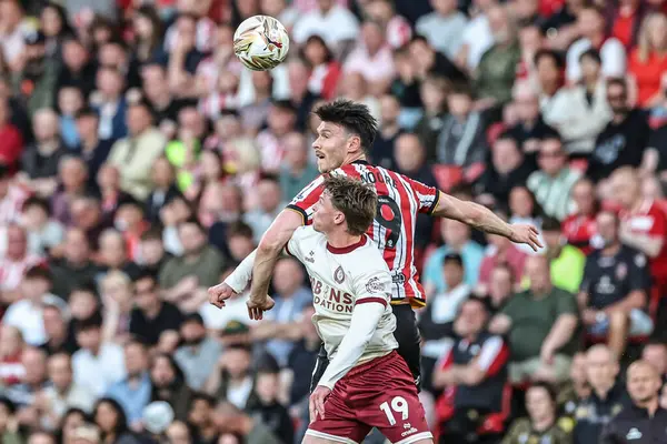 Sheffield United takımından Kieffer Moore, İngiltere 'nin Sheffield Lane şehrinde 12 Mayıs 2025' te oynanan Gökyüzü İddia Şampiyonası yarı final maçında Bristol City 'ye karşı George Tanner' dan yüksek topu kazandı.