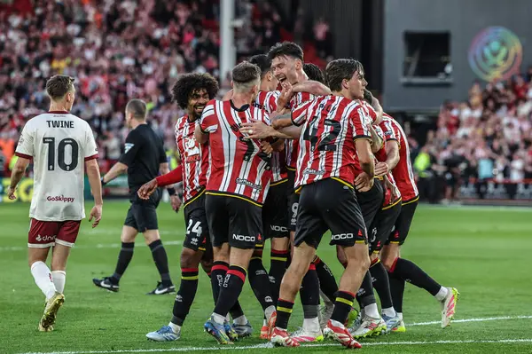 Sheffield United takımından Kieffer Moore, 12 Mayıs 2025 'te Sheffield Lane, İngiltere' de oynanan ve Bristol City 'ye karşı oynanan Gökyüzü İddia Şampiyonası yarı final maçında 1-0' lık galibiyetini kutluyor.