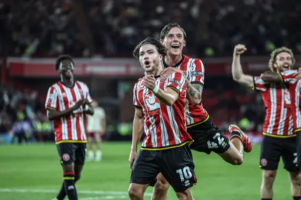 Sheffield United takımından Callum O 'Hare, 12 Mayıs 2025' te Sheffield Lane, İngiltere 'de oynanan ve Bristol City' ye karşı oynanan Gökyüzü İddia Şampiyonası yarı final maçında 3-0 'lık galibiyetini kutluyor.