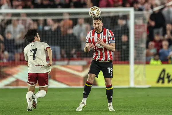 Sheffield United takımından Jack Robinson 12 Mayıs 2025 'te İngiltere' nin Sheffield Lane kentinde oynanan Sheffield United ile Bristol City arasındaki yarı final maçında topu sürüyor.