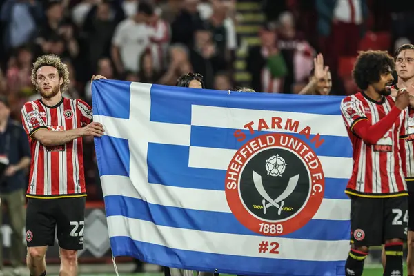 Sheffield United oyuncuları 12 Mayıs 2025 'te İngiltere' nin başkenti Sheffield Lane 'de Sheffield United ile Bristol City arasındaki yarı final maçında kazandıkları galibiyeti kutluyorlar.