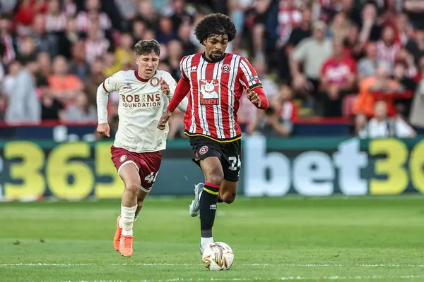 Sheffield United takımından Hamza Choudhury, 12 Mayıs 2025 'te İngiltere' nin Sheffield Lane kentinde oynanan yarı final maçında topu aldı.