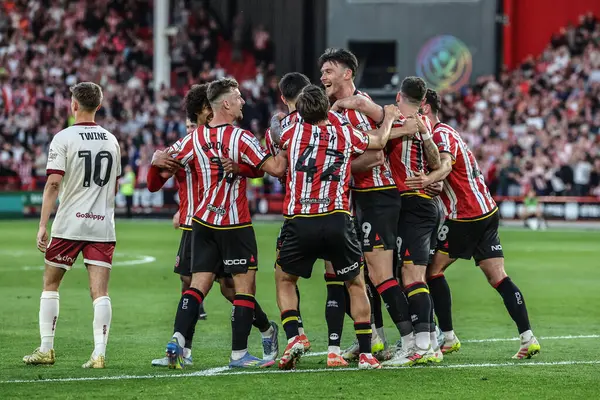 Sheffield United takımından Kieffer Moore, 12 Mayıs 2025 'te Sheffield Lane, İngiltere' de oynanan ve Bristol City 'ye karşı oynanan Gökyüzü İddia Şampiyonası yarı final maçında 1-0' lık galibiyetini kutluyor.