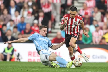 Sunderland 'dan Enzo Le Fe, 13 Mayıs 2025' te İngiltere 'nin Sunderland şehrindeki Coventry City Stadyumu' nda oynanan Gökyüzü İddia Şampiyonası yarı final maçında Coventry City 'den Ben Sheaf' e faul yaptı.
