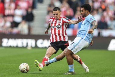Coventry City 'den iMilan van Ewijk, 13 Mayıs 2025' te İngiltere 'nin başkenti Sunderland' da oynanan Gökyüzü İddia Şampiyonası yarı final maçında Sunderland ile Coventry City arasındaki maçta Sunderland 'li Enzo Le Fe' nin baskısıyla pas attı.