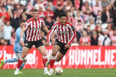 Sunderland 'dan Jobe Bellingham, 13 Mayıs 2025' te İngiltere 'nin Sunderland şehrindeki stadyumda oynanan Sunderland-Coventry City yarı final maçında topu aldı.