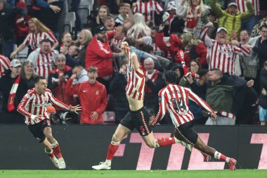 Sunderland 'dan Daniel Ballard, 13 Mayıs 2025' te İngiltere 'nin Sunderland şehrindeki Stadyum of Light, Sunderland' da oynanan Gökyüzü İddia Şampiyonası yarı final maçında 1-1 'lik galibiyetini kutluyor.