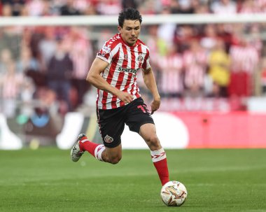 Sunderland 'dan Luke O' Nien, 13 Mayıs 2025 'te İngiltere' nin Sunderland şehrindeki stadyumda oynanan yarı final maçı Sunderland-Coventry City maçında topu aldı.