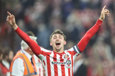 Sunderland 'dan Dan Neil, 13 Mayıs 2025' te İngiltere 'nin Sunderland kentinde oynanan Sunderland-Coventry City maçında Gökyüzü İddia Şampiyonası yarı final maçında galibiyeti kutluyor.