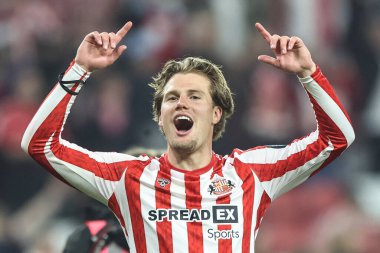 Sunderland 'dan Leo Hjelde, 13 Mayıs 2025' te İngiltere 'nin Sunderland kentinde oynanan Sunderland-Coventry City maçında Gökyüzü İddia Şampiyonası yarı final maçında galibiyeti kutluyor.