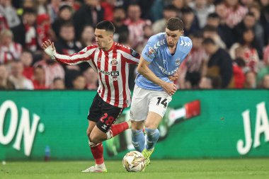 Sunderland 'dan Enzo Le Fe, 13 Mayıs 2025' te İngiltere 'nin Sunderland şehrinde oynanan Gökyüzü İddia Şampiyonası yarı final karşılaşmasında Coventry City' den Ben Sheaf 'i geride tutuyor.