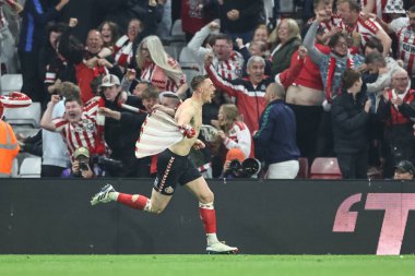 Sunderland 'dan Daniel Ballard, 13 Mayıs 2025' te İngiltere 'nin Sunderland şehrindeki Stadyum of Light, Sunderland' da oynanan Gökyüzü İddia Şampiyonası yarı final maçında 1-1 'lik galibiyetini kutluyor.