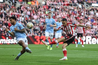 Sunderland 'dan Enzo Le Fe, 13 Mayıs 2025' te İngiltere 'nin Sunderland kentinde oynanan Sunderland-Coventry City maçında gol vuruşu yapıyor.