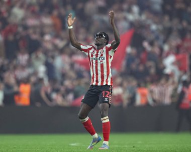 Sunderland 'dan Eliezer Mayenda, 13 Mayıs 2025' te İngiltere 'nin Sunderland kentinde oynanan Sunderland-Coventry City maçında Gökyüzü İddia Şampiyonası yarı final maçında galibiyeti kutluyor.