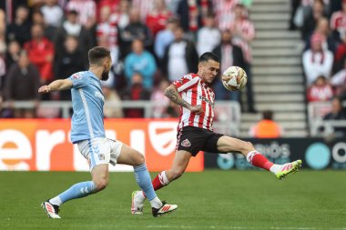 Sunderland 'dan Enzo Le Fe, 13 Mayıs 2025' te İngiltere 'nin Sunderland kentinde oynanan Sunderland-Coventry City maçında yarı final maçında topu oyun dışı bıraktı.