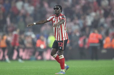 Sunderland 'dan Eliezer Mayenda, 13 Mayıs 2025' te İngiltere 'nin Sunderland kentinde oynanan Sunderland-Coventry City maçında Gökyüzü İddia Şampiyonası yarı final maçında galibiyeti kutluyor.