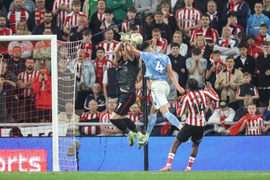Sunderland 'dan Anthony Patterson ve Coventry City' den Bobby Thomas, 13 Mayıs 2025 'te İngiltere' nin Sunderland şehrindeki Stadyumu 'nda oynanan yarı final maçı Sunderland-Coventry City maçında top için mücadele ediyorlar.