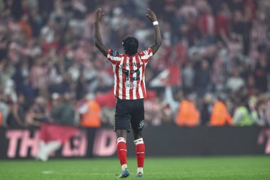 Sunderland 'dan Eliezer Mayenda, 13 Mayıs 2025' te İngiltere 'nin Sunderland kentinde oynanan Sunderland-Coventry City maçında Gökyüzü İddia Şampiyonası yarı final maçında galibiyeti kutluyor.