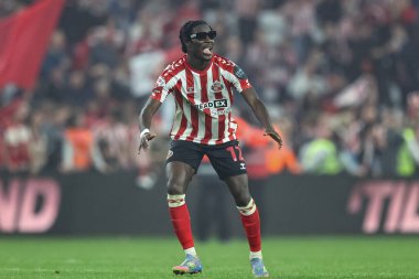 Sunderland 'dan Eliezer Mayenda, 13 Mayıs 2025' te İngiltere 'nin Sunderland kentinde oynanan Sunderland-Coventry City maçında Gökyüzü İddia Şampiyonası yarı final maçında galibiyeti kutluyor.